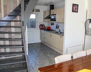 Moderne keuken in 't Langebosch bungalow, Dennenbos, Texel met trap naar boven, ideaal voor een comfortabel verblijf op de Waddeneilanden.
