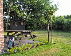 Picknicktafel en tuinhuisje in de tuin van Park Verste Coogh bungalow in De Koog, Texel.