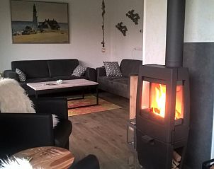 Gezellige woonkamer met haard in Park Verste Coogh bungalow in De Koog, Texel.