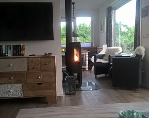 Moderne woonkamer met houtkachel in Park Verste Coogh vakantiehuis in De Koog, Texel.