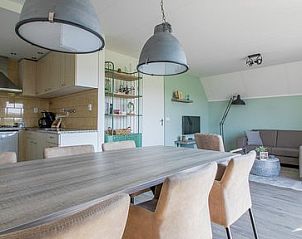 Gezellige eetkamer in Nieuwlanderweg 75 bungalow, De Koog, Texel met moderne inrichting en veel natuurlijk licht.