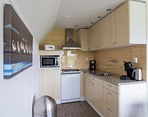Volledig uitgeruste keuken in Nieuwlanderweg 75 vakantiehuis, De Koog, Texel, met moderne apparatuur en stijlvol design.