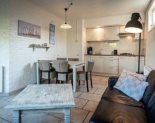 Gezellige woonruimte in Vakantiehuis De Heggemus, Den Burg, Texel met moderne keuken.