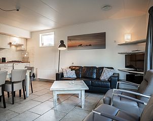 Comfortabele zithoek in Vakantiehuis De Heggemus, Den Burg, Texel met stijlvolle inrichting.