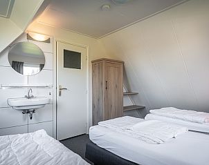 Tweede slaapkamer in Vakantiehuis De Heggemus, Den Burg, Texel met minimalistisch design.