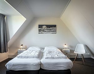 Slaapkamer met twee bedden in Vakantiehuis De Heggemus, Den Burg, Texel met strandthema.