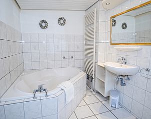 Luxe badkamer met ligbad in De Kikker vakantiehuis, Den Burg, Texel.