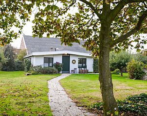 Groene tuin rondom De Kikker vakantiehuis in Den Burg, Texel, Waddeneilanden.
