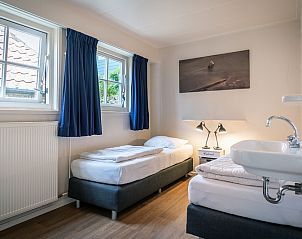 Lichte slaapkamer van Bungalow De Tuinfluiter in Den Burg, Texel, ideaal voor een ontspannen verblijf op de Waddeneilanden.
