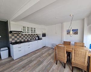 Eethoek in Vakantiehuis Weidezicht, Den Burg, Texel met houten tafel en comfortabele stoelen op de Waddeneilanden.