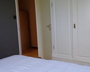 Badkamer in Vakantiehuis Weidezicht, Den Burg, Texel met moderne douche en wastafel op de Waddeneilanden.