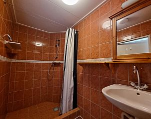 Comfortabele slaapkamer in Vakantiehuis Weidezicht, Den Burg, Texel met twee eenpersoonsbedden en uitzicht op de Waddeneilanden.