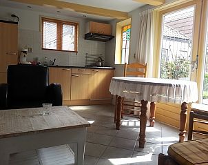 Lichte keuken van De Pimpelmees, vakantiehuis in Den Burg, Texel, met moderne voorzieningen en eetruimte.