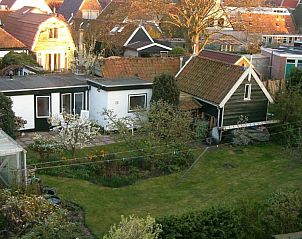 Luchtfoto van vakantiehuis De Boomklever in Den Burg, Texel, omringd door een ruime tuin en pittoreske omgeving.