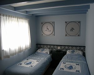 Slaapkamer in De Boomklever, Den Burg, Texel, met twee eenpersoonsbedden en rustgevende inrichting voor een goede nachtrust.