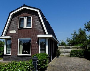 Villa Magnifique vakantiehuis in Den Burg Texel met charmante gevel en groene omgeving.