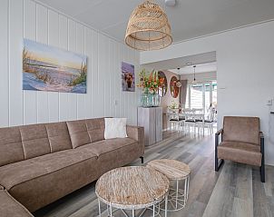 Binnenruimte van vakantiehuis Schoonoord op Texel met zithoek en eethoek.