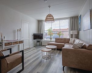 Lichte woonkamer van Schoonoord in Den Burg, Texel met grote ramen en uitzicht.