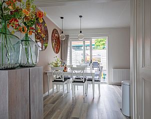 Eetkamer van vakantieaccommodatie Schoonoord in Den Burg, Texel met uitzicht op terras.