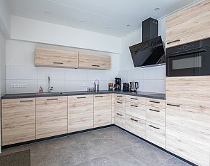 Moderne keuken van vakantiewoning Schoonoord op Texel met houten afwerking.