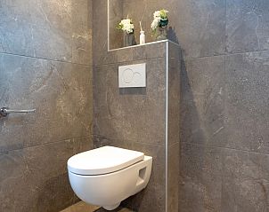 Stijlvolle toiletruimte van Schoonoord in Den Burg, Texel met moderne afwerking.