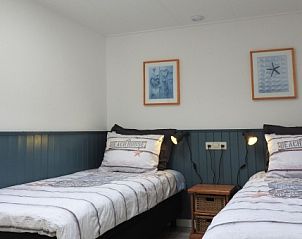 Gezellige slaapkamer met twee eenpersoonsbedden in Bungalow 0983, Den Burg Texel, vakantiehuis met dakraam.