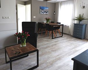 Eetruimte in Bungalow 0983, Den Burg Texel, vakantiehuis met houten tafel en veel natuurlijk licht.