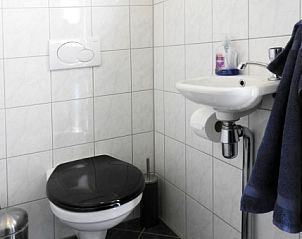 Moderne badkamer in Bungalow 0983, Den Burg Texel, vakantiehuis met strakke tegels en functionele inrichting.