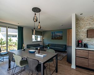 Stilvolles Wohnzimmer im Brown Kiekendief Ferienhaus Den Burg Texel mit grozgiger Sitzgelegenheit.