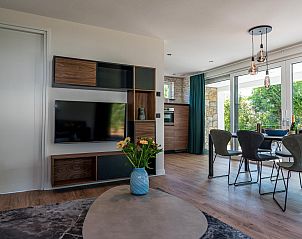 Moderne Kche und Essbereich in Bruine Kiekendief Ferienhaus Den Burg Texel fr Komfort und Stil.