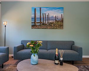 Gemtliche Sitzecke im Bruine Kiekendief Ferienhaus Den Burg Texel mit Kunst an der Wand.