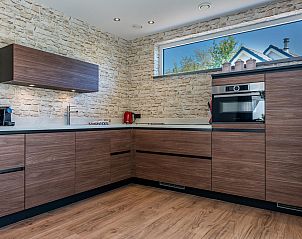 Voll ausgestattete Kche in Bruine Kiekendief Ferienhaus Den Burg Texel mit Holzoberflche.