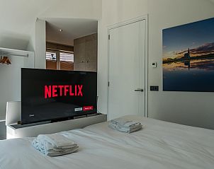 Schlafzimmer mit Unterhaltungsmglichkeiten im Brown Kiekendief Ferienhaus Den Burg Texel.