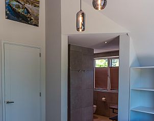 Luxurises Badezimmer im Brown Harrier Ferienhaus Den Burg Texel mit modernen Annehmlichkeiten.