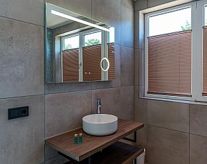 Stilvolle Toilette im Brown Kiekendief Ferienhaus Den Burg Texel mit moderner Ausstattung.