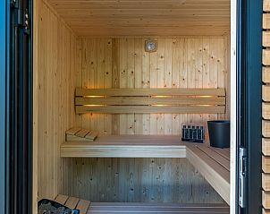 Treppe mit Kunstwerk im Brown Harrier Ferienhaus Den Burg Texel, stilvoll und modern.