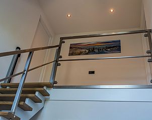 Gerumige Terrasse des Brown Harrier Ferienhauses Den Burg Texel mit Sitzgelegenheiten und Natur.