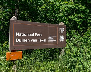 Auenlounge im Brown Harrier Ferienhaus Den Burg Texel mit bequemen Sitzgelegenheiten.
