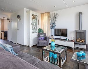 Moderne woonkamer in Villa Magnifique, vakantiehuis in Den Burg Texel met gezellige inrichting.