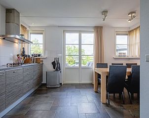 Eetkamer en keuken in Villa Magnifique, vakantiehuis in Den Burg Texel met veel lichtinval.