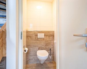 Moderne badkamer in Huisje in Den Burg, vakantieverblijf in Den Burg, Texel.