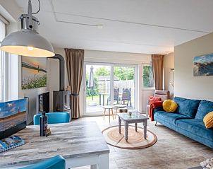 Comfortabele woonkamer met tuinzicht in Huisje in Den Burg, Texel.