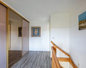 Slaapkamer met strandthema in Huisje in Den Burg, Texel, voor een ontspannen verblijf.