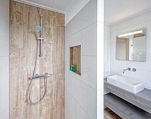 Achtertuin met terras bij Huisje in Den Burg, vakantiehuis op Texel.