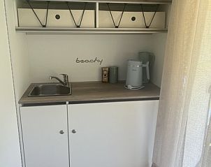 Keuken in Caravan Beachy Don Voorzorg, Den Burg, Texel met moderne voorzieningen.