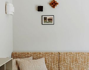 Stijlvolle wanddecoratie en comfortabele bank in Luxe Appartement 4p, Den Burg, Texel.