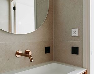 Moderne badkamer met elegante wastafel in Luxe Appartement 4p, Den Burg, Texel voor ultiem comfort.