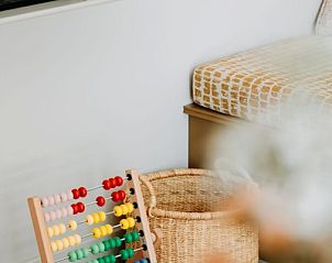 Speelhoek met kleurrijke telraam in Luxe Appartement 4p, Den Burg, Texel voor gezinnen met kinderen.