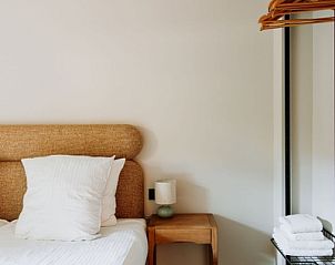 Gezellige slaapkamer met tweepersoonsbed in Luxe Appartement 4p, Den Burg, Texel voor een goede nachtrust.