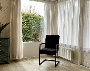 Moderne keuken in familie Smit bungalow, Den Burg, Texel, compleet met alle gemakken voor een comfortabel verblijf.